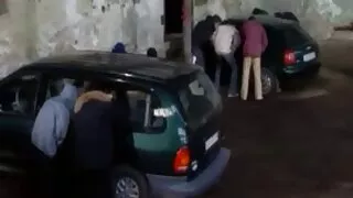 ლათინოამერიკელი shoves თითების crotch და იღებს busted