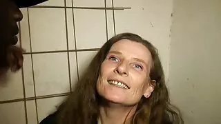 Dude არის ბედნიერი fuck ორი bitches საწოლში და მისცეს მაქსიმალური buzz