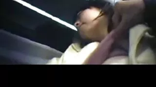 მუქი skinned chick მონაწილეობდა ერთად თეთრების
