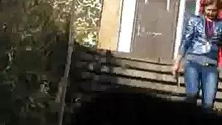 Dude გაარტყა მხეცი on buttocks თესლი და fucked სველი ხვრელები