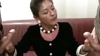 შიშველი გოგონა მიჯაჭვული headboard სპეციალური ჯაჭვების