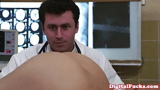 მოკლე haired გოგონა მზად არის, თოკები ხელში