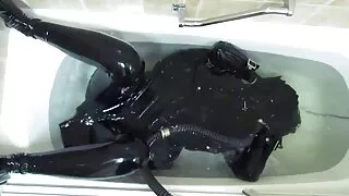 ახალგაზრდა გოგონა greedily fucked by აუზი მას შემდეგ, რაც მისი მასტურბაცია