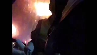 მოათავსეთ კამერა შორის თქვენი ფეხები და თითების overgrown pussy