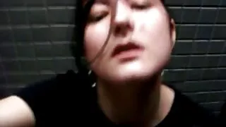 ცოლი დააყენა pantyhose ერთად cut შორის მისი ფეხები და პროვოცირებული მისი ქმარი