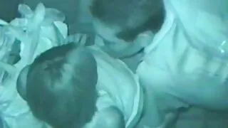 შვილი საცურაო შიშველი აუზი მოუტანა, დედა
