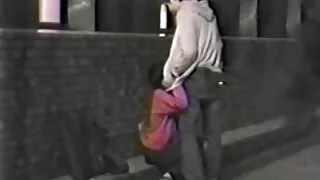 Busty brunette kneels წინაშე ბიჭი და sucks მისი phallus