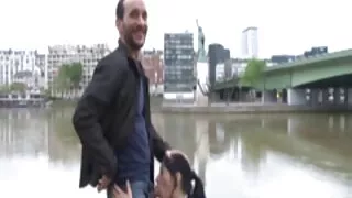 Cum მშიერი ნაშები sucked passionately ორი დაკისრების phalluses