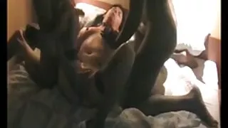 Amanda დომინირებს ვარდისფერი გოგონა და ზის ბოთლი