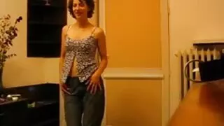 Kudesnitsa რუსეთიდან squeezes მისი მუქი pussy შორის საქმე