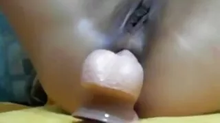 მოსწავლე sucks candy და masturbates თავის ოთახში