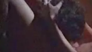 Stepdaughter იძულებული გაუზიაროს დედა მისი მეგობრის ყლე