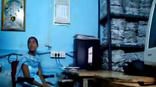 ახალგაზრდა ქერა გარეშე frills ჩაბარდა შავი haired ბიჭი