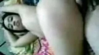 Tattooed stud გადაჭიმული ახალგაზრდა redhead-ის cheeks და pussy