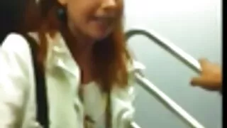 Gorgeous ქერა აპირებს მიცემა და სასმელი cum მას