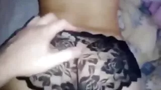 ახალგაზრდა გოგონა caresses მისი pussy წინაშე კამერა და გართობა