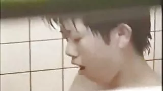 Ebony sucks თეთრი dude ' s cock და smiles სიხარულით