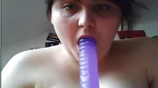 წითური გოგონა იღებს seductive პოზიციები და craves sex