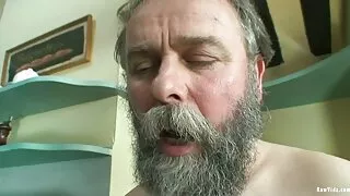 ტერასაზე, იგი იღებს მორიგეობით, რომელსაც ორი დიდი მკერდი მეგობარ ტრაკი